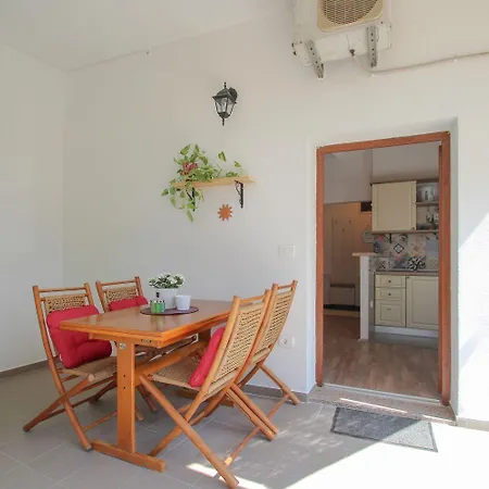 Apartment Bezauberndes Studio-apartment Nur 200 Meter Zum Strand Mit Eigener Galerie Novigrad (Istria)