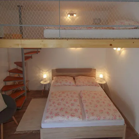 Bezauberndes Studio-apartment Nur 200 Meter Zum Strand Mit Eigener Galerie Apartment
