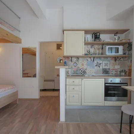 Bezauberndes Studio-apartment Nur 200 Meter Zum Strand Mit Eigener Galerie Novigrad (Istria)