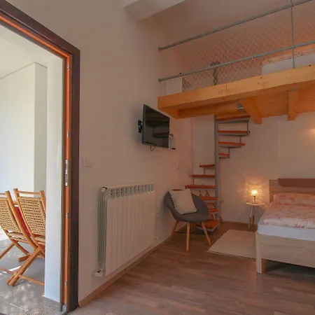 Bezauberndes Studio-apartment Nur 200 Meter Zum Strand Mit Eigener Galerie Apartment
