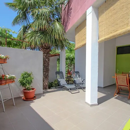 Bezauberndes Studio-apartment Nur 200 Meter Zum Strand Mit Eigener Galerie * Novigrad Istria