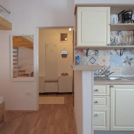 Bezauberndes Studio-apartment Nur 200 Meter Zum Strand Mit Eigener Galerie Novigrad Istria