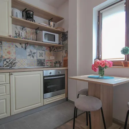 아파트 Bezauberndes Studio-apartment Nur 200 Meter Zum Strand Mit Eigener Galerie